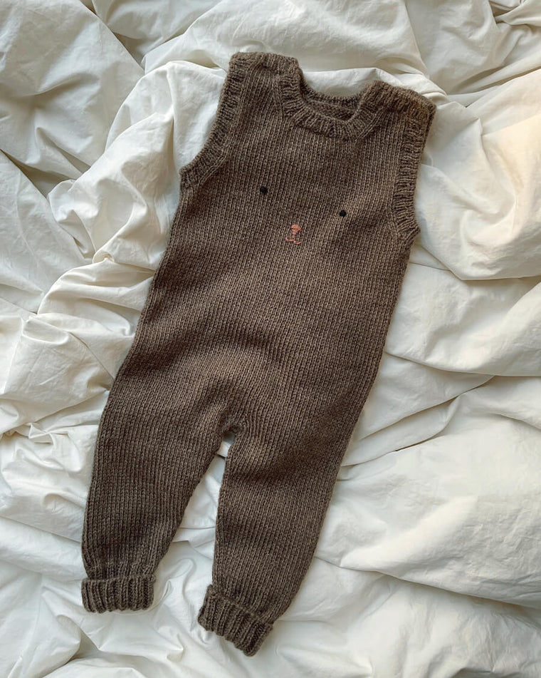 Grønne Teddy Pants liggende på dyne
