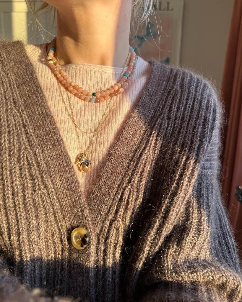 Closeup af kvinde med brun Agnete Cardigan 