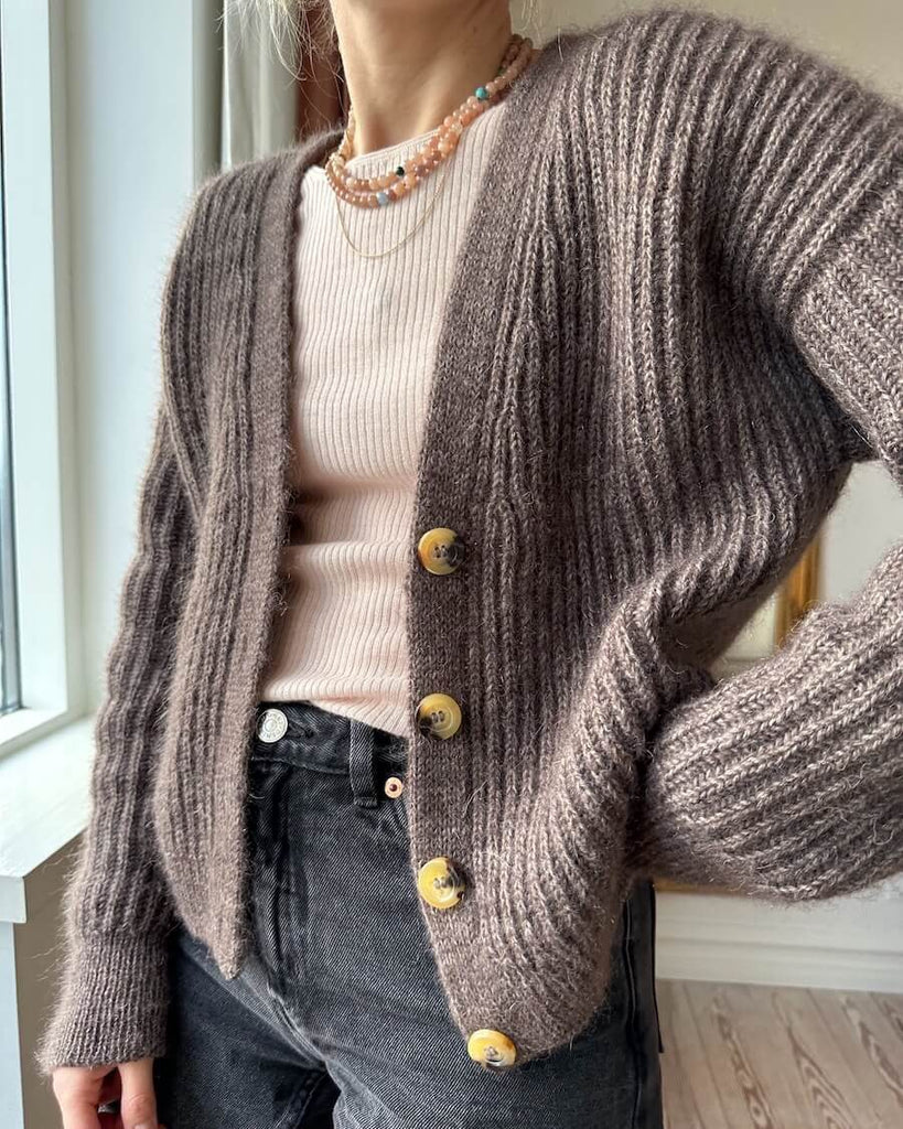 Closeup af kvinde med brun Agnete Cardigan