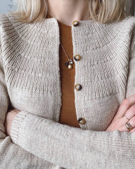 Closeup af kvinde i Ankers Cardigan – My Size