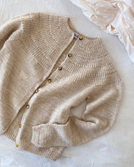 Closeup af liggende hvid Ankers Cardigan – My Size