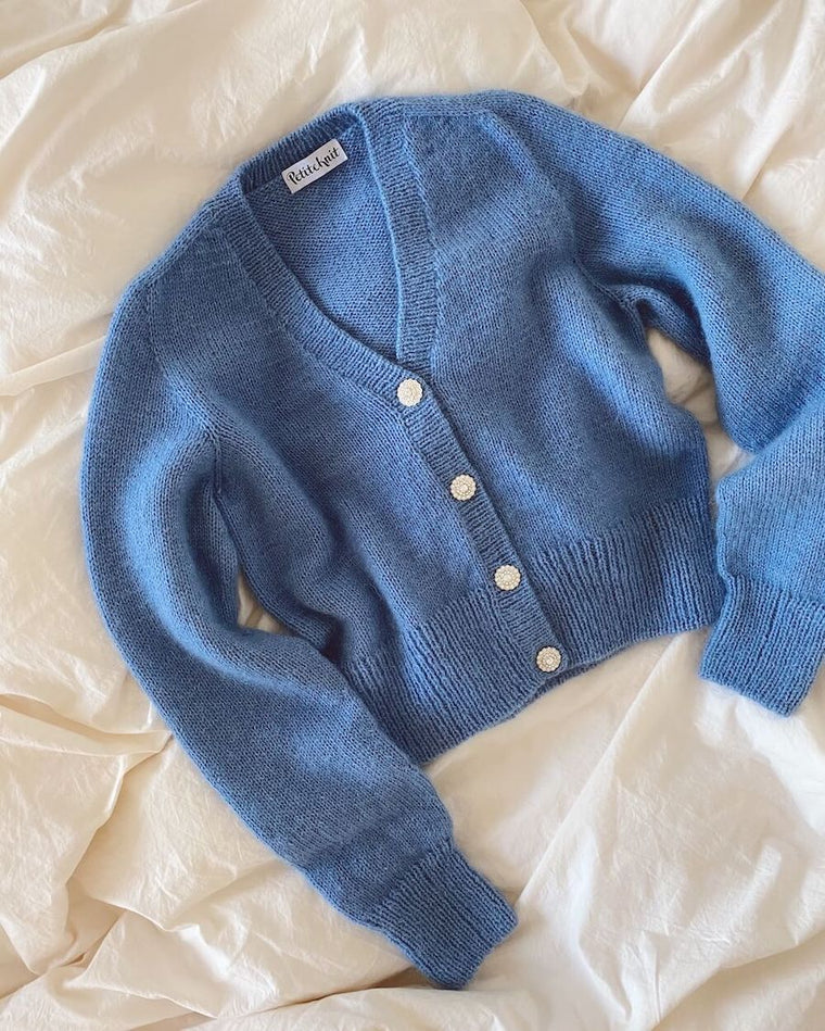 close up af april cardigan med blingknapper