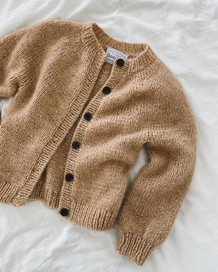 Closeup af beige Novice Cardigan Junior – Chunky Edition