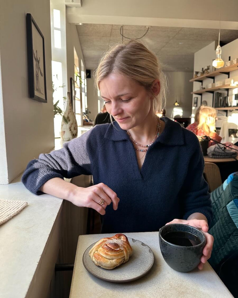 Kvinde iført blå Elisabeth Blouse 