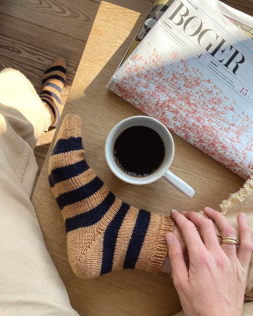 Kvinde iført brun og blå-stribede Everyday Socks