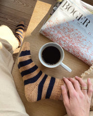 Kvinde iført brun og blå-stribede Everyday Socks