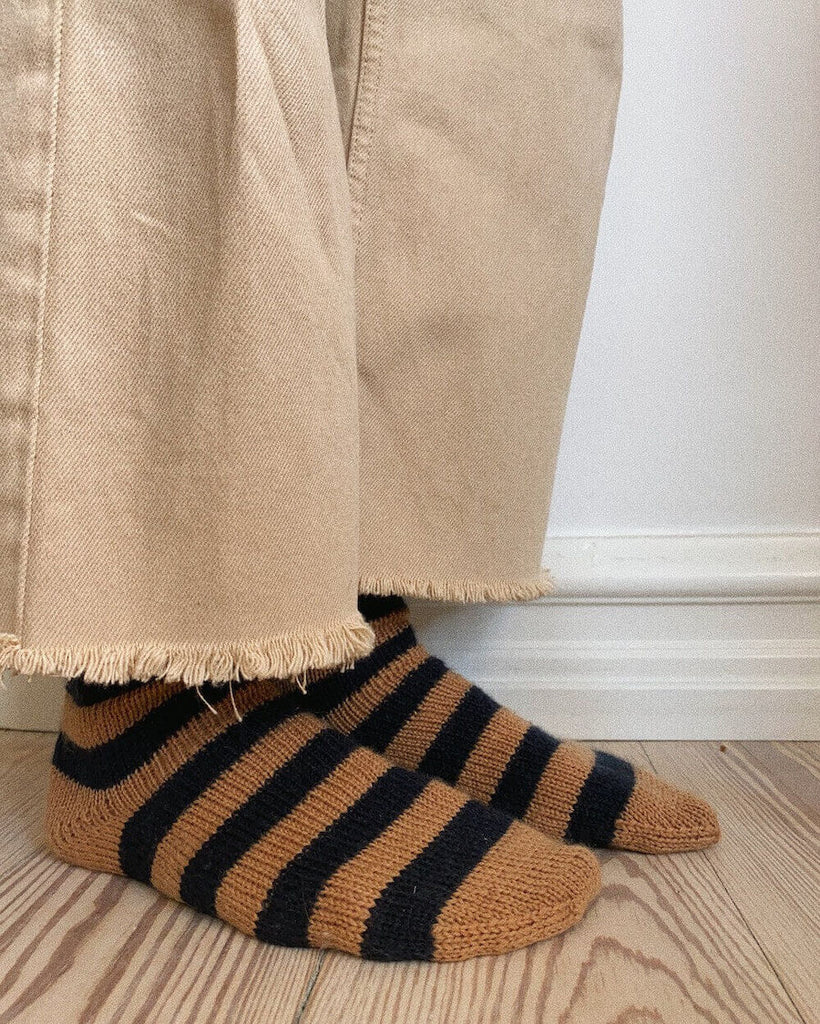 Kvinde iført brun og blå-stribede Everyday Socks
