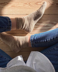 Kvinde iført beige Everyday Socks