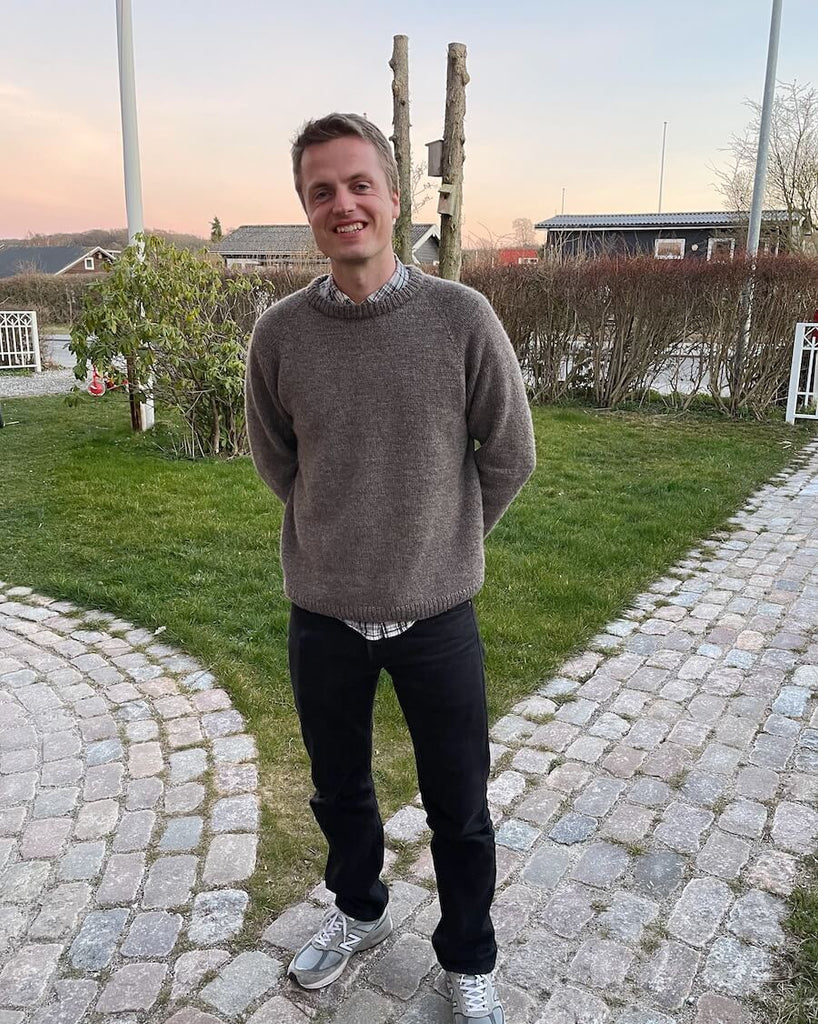 Mand iført brun Hanstholm Sweater
