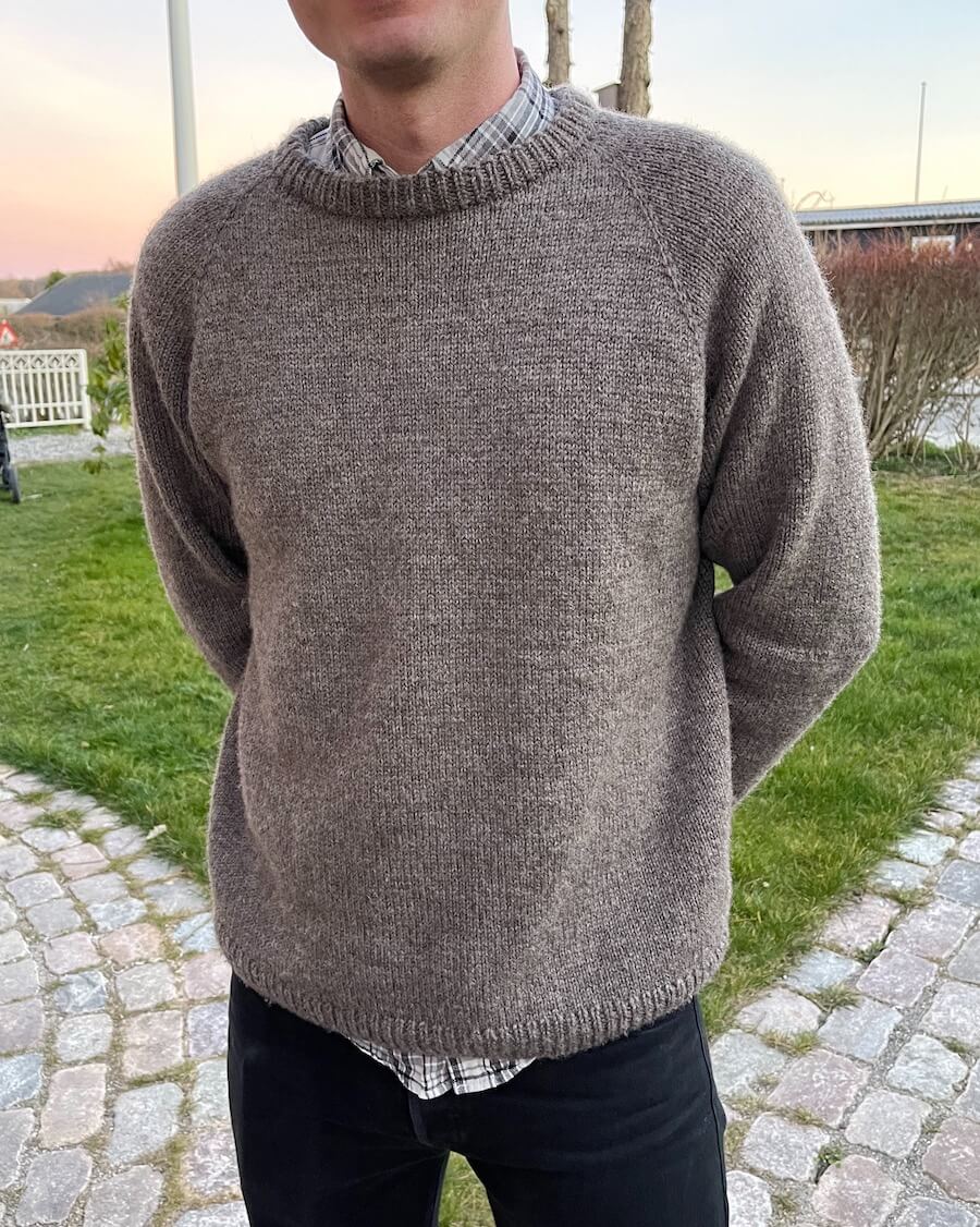 Mand iført brun Hanstholm Sweater