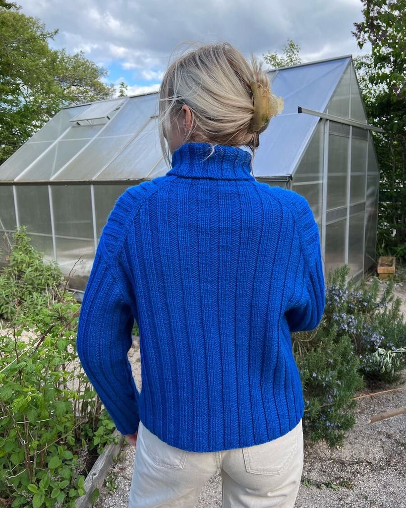 Kvinde iført blå Hazel Sweater