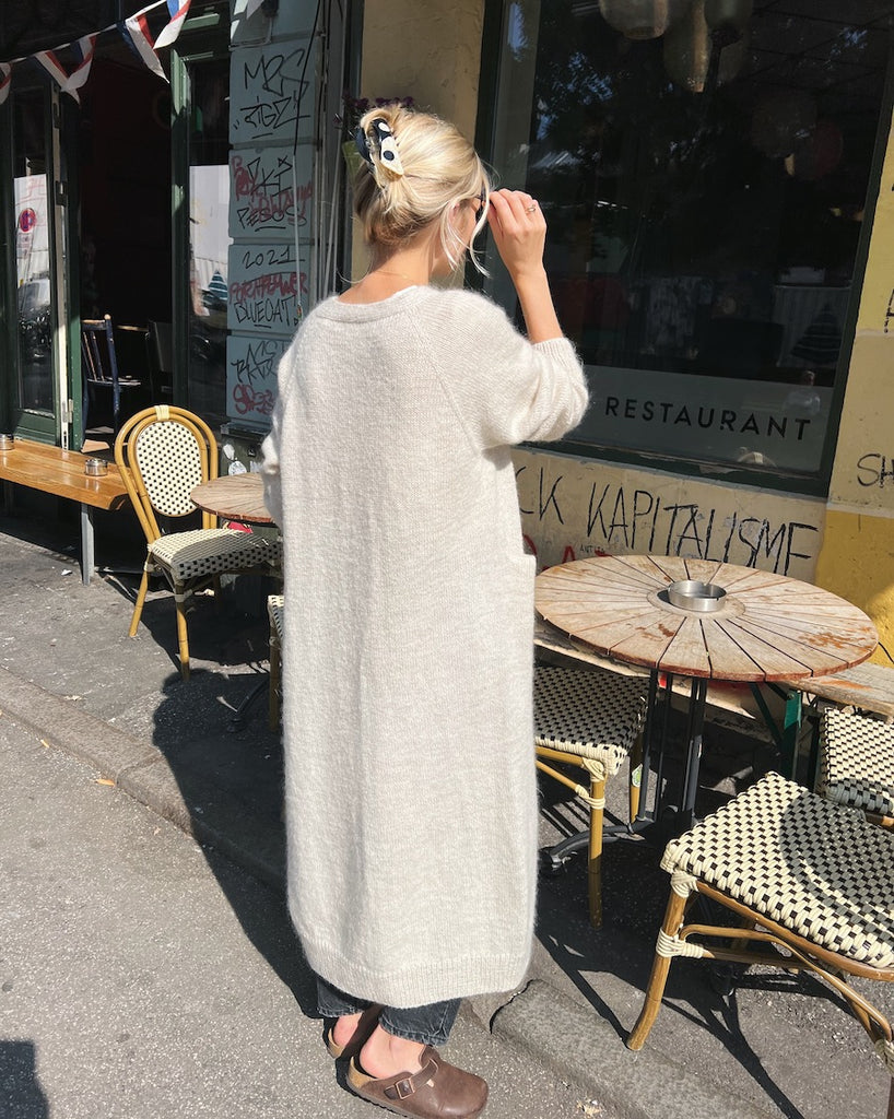 Kvinde iført hvid Ingen Dikkedarer Cardigan