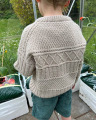 Barn iført grå Ingrid Sweater Junior 