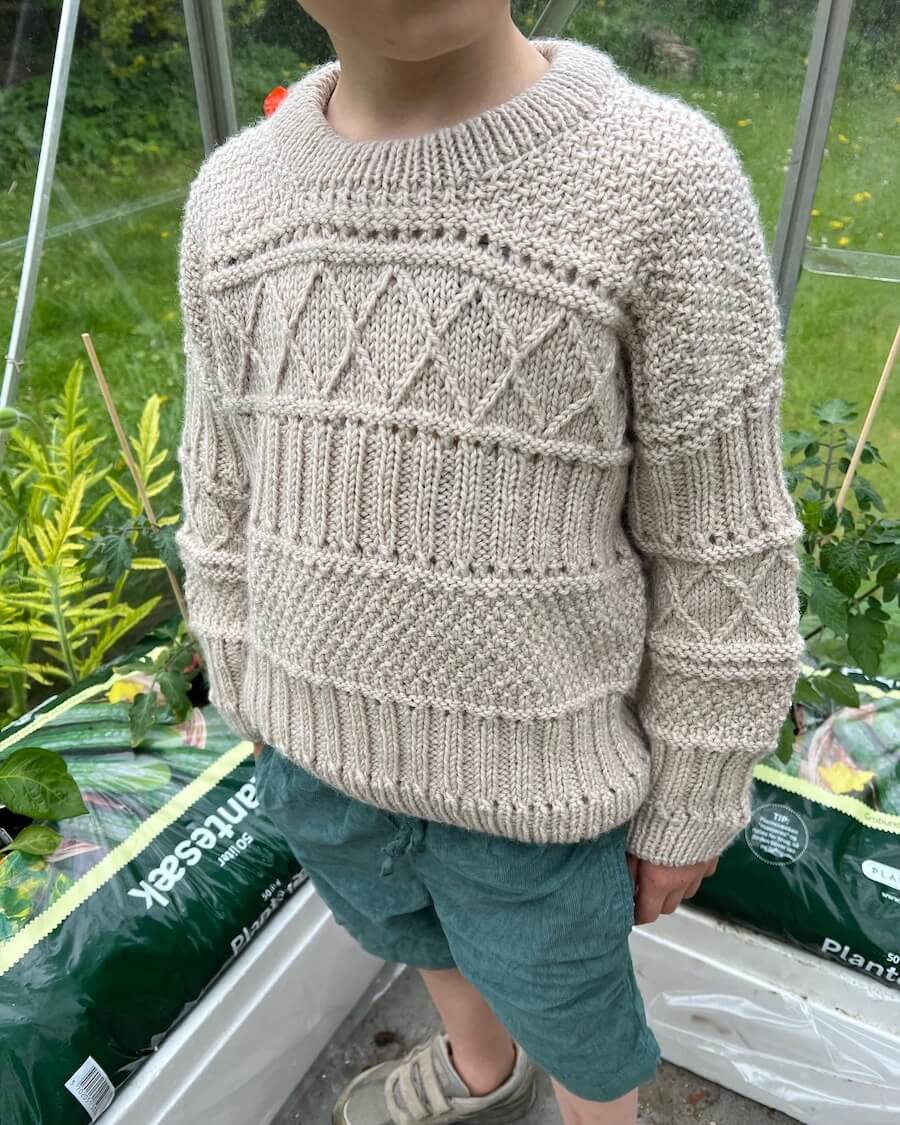 Barn iført grå Ingrid Sweater Junior 