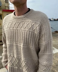 Mand iført lysegrå Ingrid Sweater Man