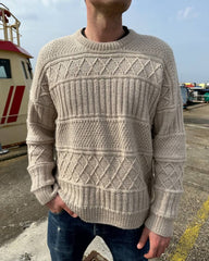 Mand iført lysegrå Ingrid Sweater Man
