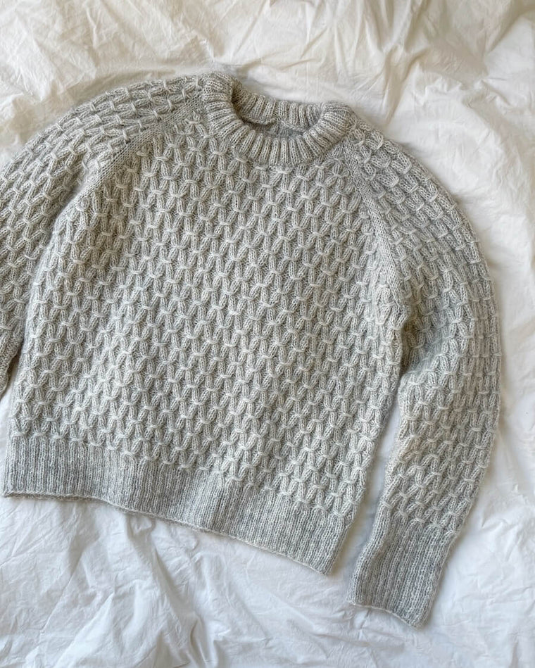 Kvinde iført grå Jenny Sweater