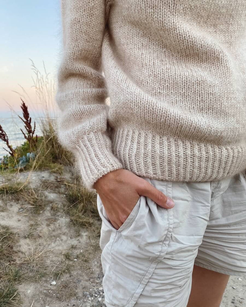 Detaljebillede af kvinde iført hvid Novice Sweater 