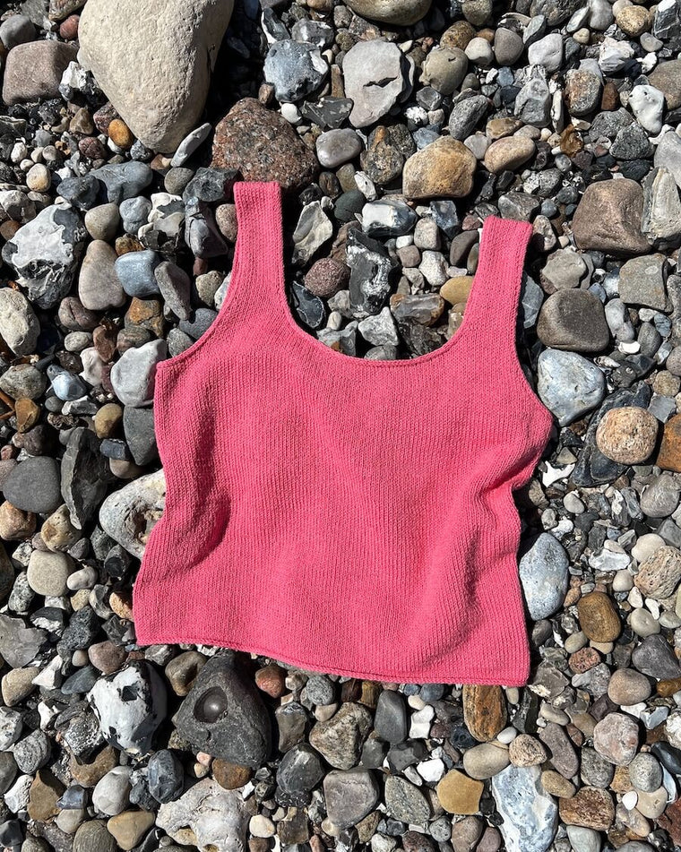 Kvinde iført pink June Top Light 