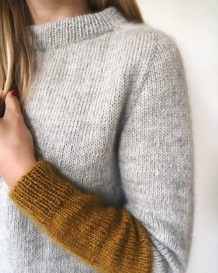 Kvinde iført grøn og grå Kontrastsweater