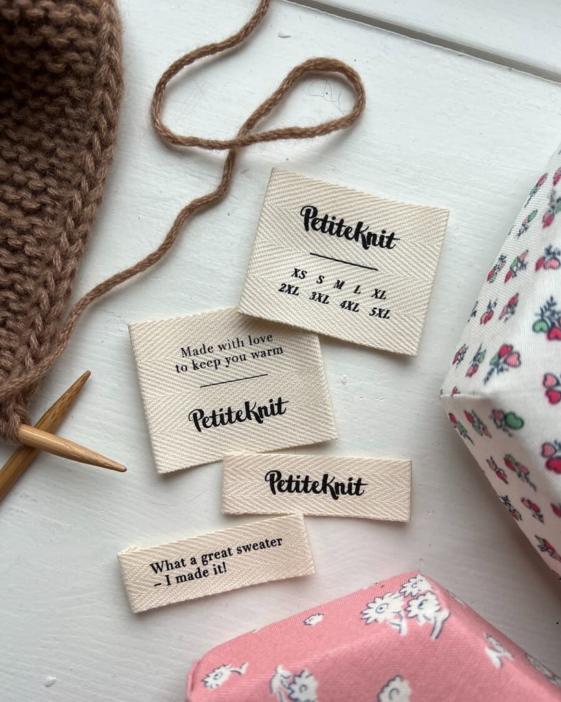 Diverse labels fra Petiteknit på bord