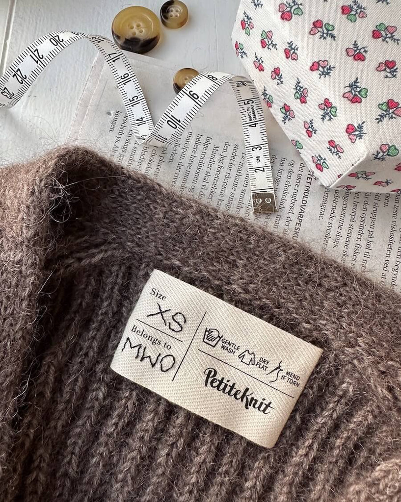 Carelabel med broderi i Agnete cardigan
