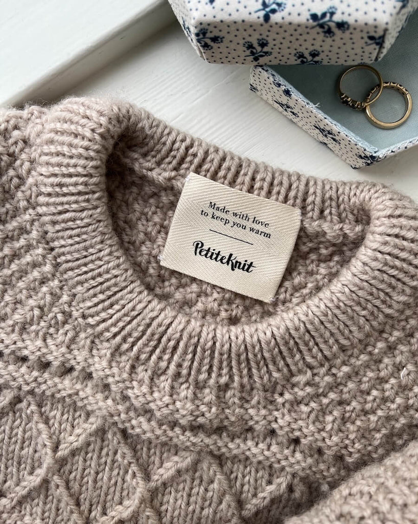 Ingrid sweater med tekstillabel "made with love to keep you warm"