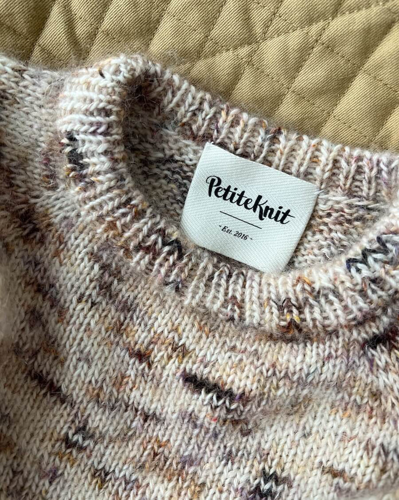 tekstillabel med Petiteknit est. 2016 tekst på ingen dikkedarer sweater