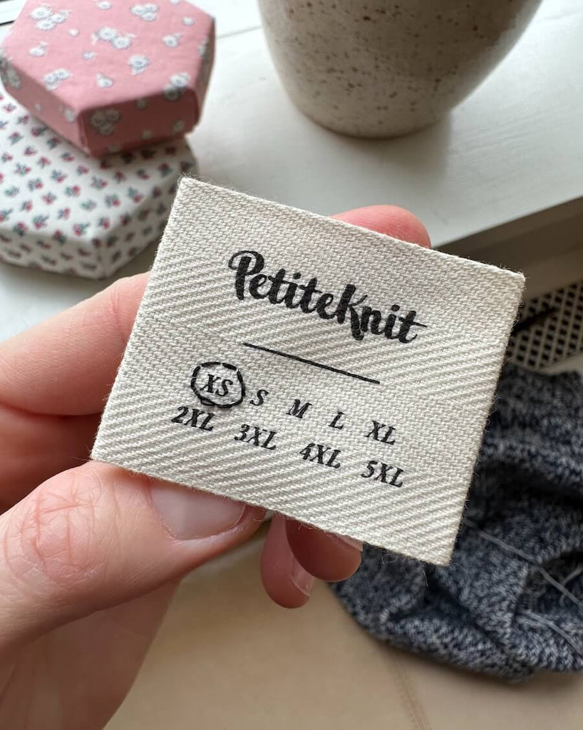 Petiteknit label med størrelse XS-5XL