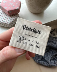 Petiteknit label med størrelse XS-5XL