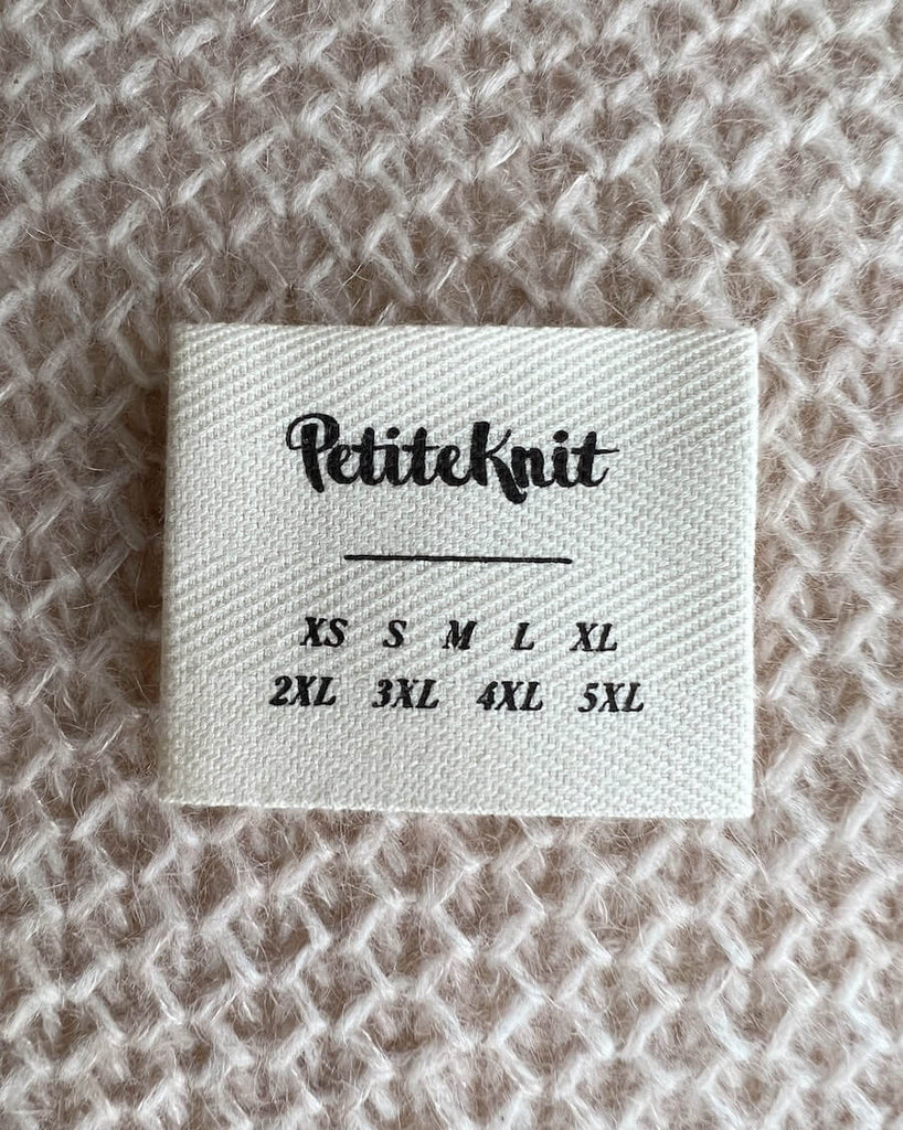 Petiteknit label med størrelser