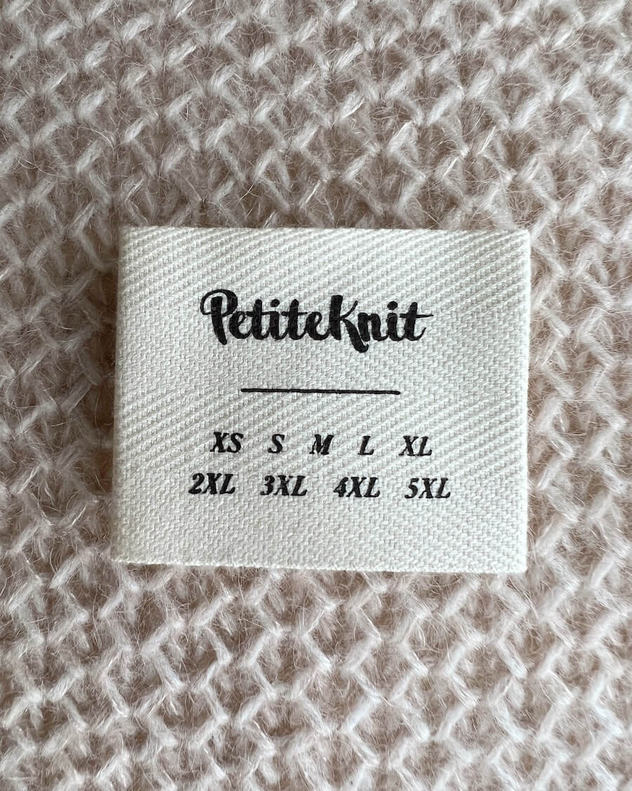 Petiteknit label med størrelser