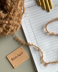 Læderlabel med Petiteknit logo på bord