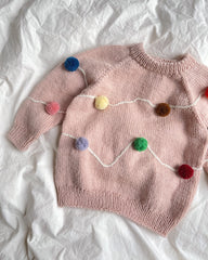 Liggebillede med lyserød Let's Christmas Sweater