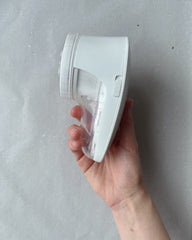Hvid Lint Remover fra Petiteknit set fra siden