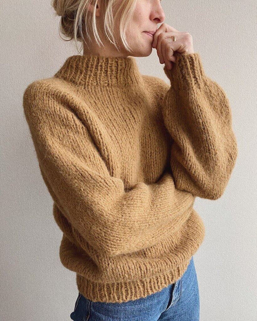 Kvinde iført brun Louisiana Sweater