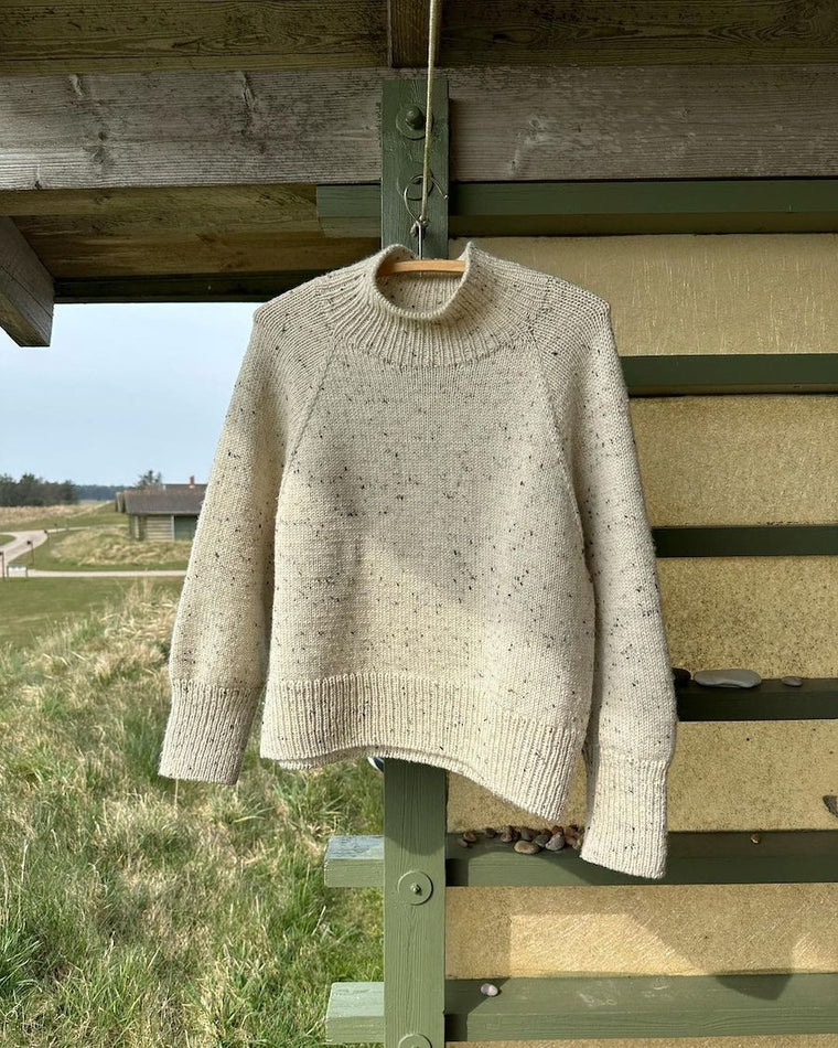 Kvinde iført koksgrå Louvre Sweater