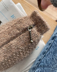 Lysebrun marie clutch med lynlås i hasselnød