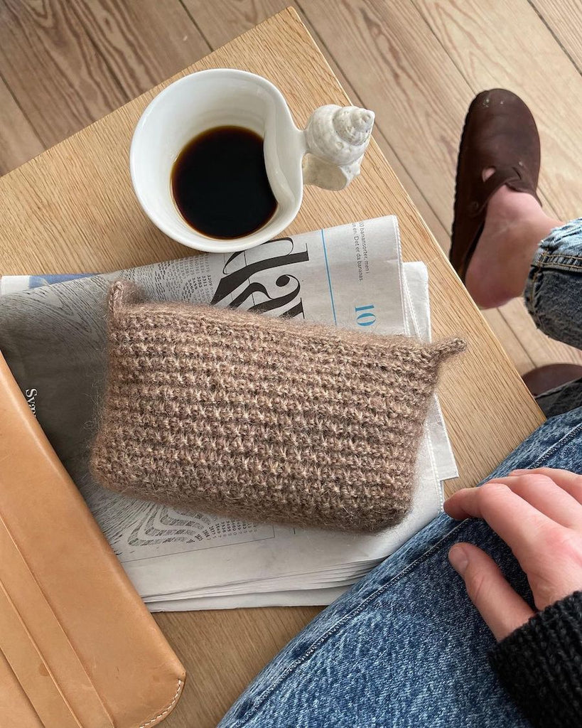 Brun marie clutch på bord