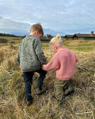 Dreng iført grøn Melange Sweater Junior 