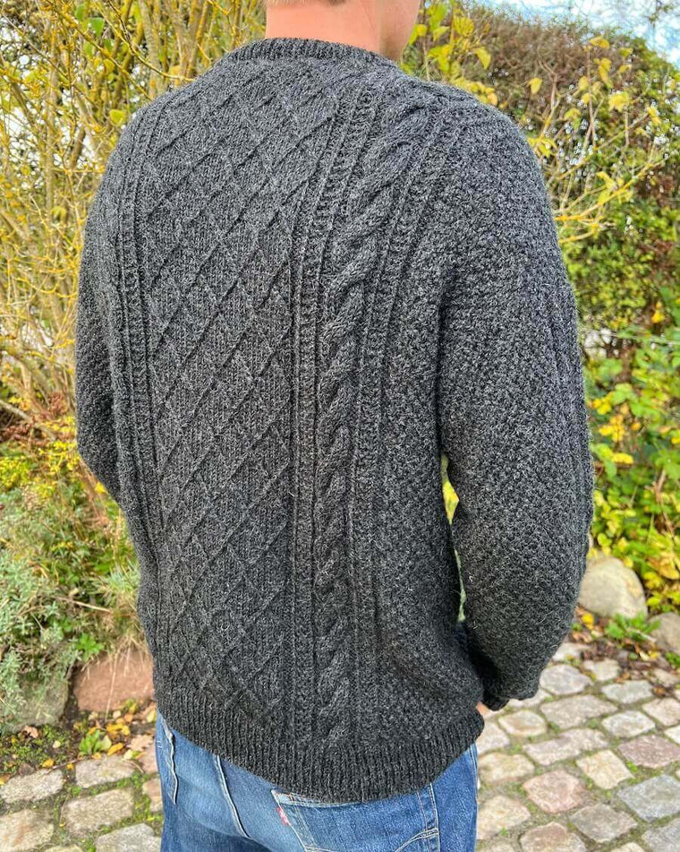 Mand iført koksgrå Moby Sweater Man