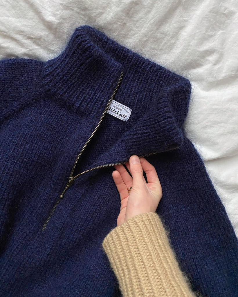 Detaljebillede på dyne af blå Zipper Sweater – Man