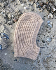 Liggebillede af beige November Balaclava Mini 