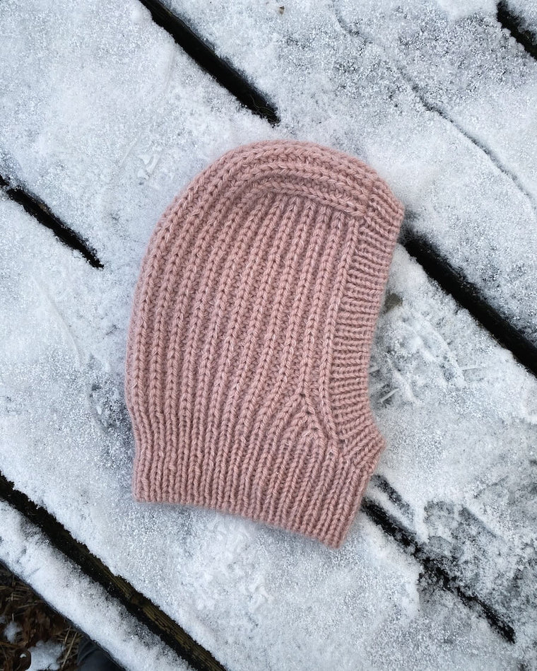 Liggebillede af beige November Balaclava Mini 