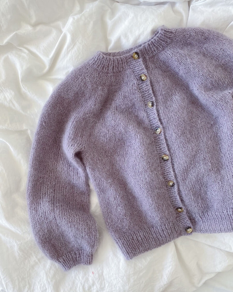 Liggebillede af lilla Novice Cardigan Junior – Mohair Edition