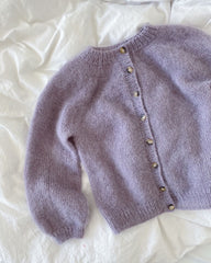 Liggebillede af lilla Novice Cardigan Junior – Mohair Edition