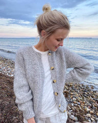 Kvinde iført lysegrå Novice Cardigan – Chunky Edition