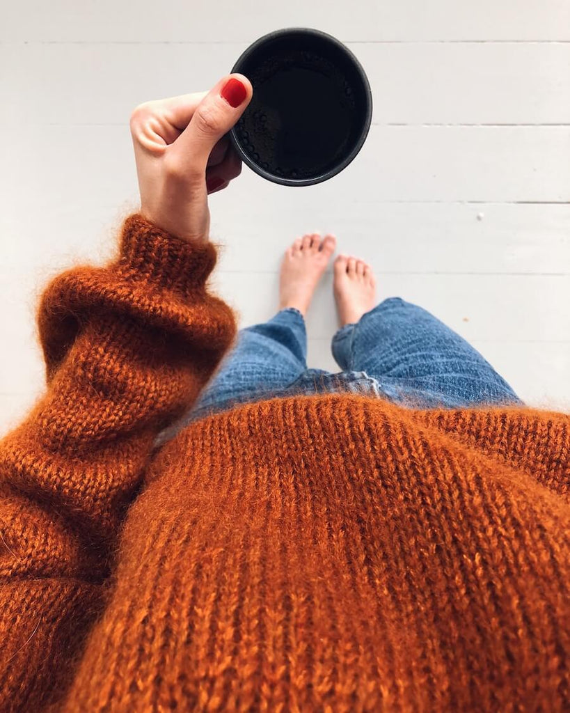Kvinde iført brun Novice Sweater 