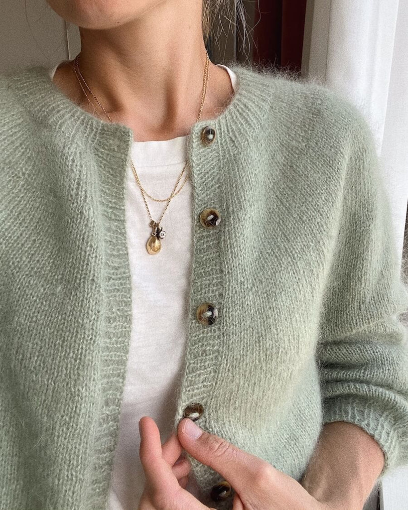 Kvinde iført lysegrøn Novice Cardigan – Mohair Edition
