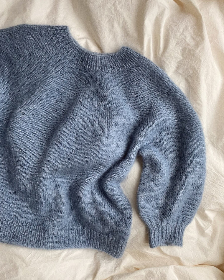 Kvinde iført lyseblå Novice Sweater – Mohair Edition